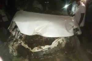 अनियंत्रित कार पेड़ से टकराकर मकान में घुसा , पांच घायल 